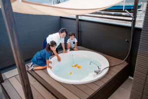 屋上空間では、リゾート地にいるような非日常なくつろぎを味わえるのも大きな魅力。<br calss="pconly">ジェットバスやウッドデッキなどを配置したリラクゼーション空間で非日常を楽しもう!