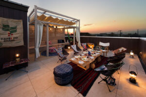 まさにグラマラス✕キャンプ!ふかふかのベッドやソファ、木製テーブルを置いてもゆったりの広々スペース、収納用の物置も設置可能です。