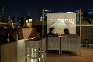 プロジェクターを用意して屋外シアターとして特別な夜を過ごしましょう。屋外用のバーカウンターやソファーセットなどのセットアップできます。