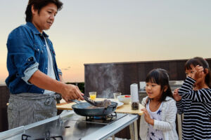たっぷり洗える広いシンクを備えた流し台やガスコンロなど調理にかかせないアイテムを設置してピクニック、BBQなど家族の外遊びをサポート!